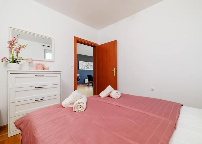 Ines With Sea View Apartman *